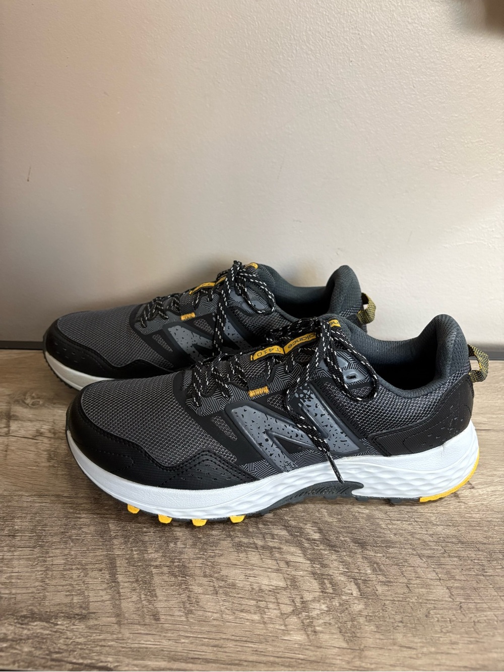 MINT! Men's NEW BALANCE Black 410v8 TRAIL Running SNEAKERS Athletic SHOES 9.5